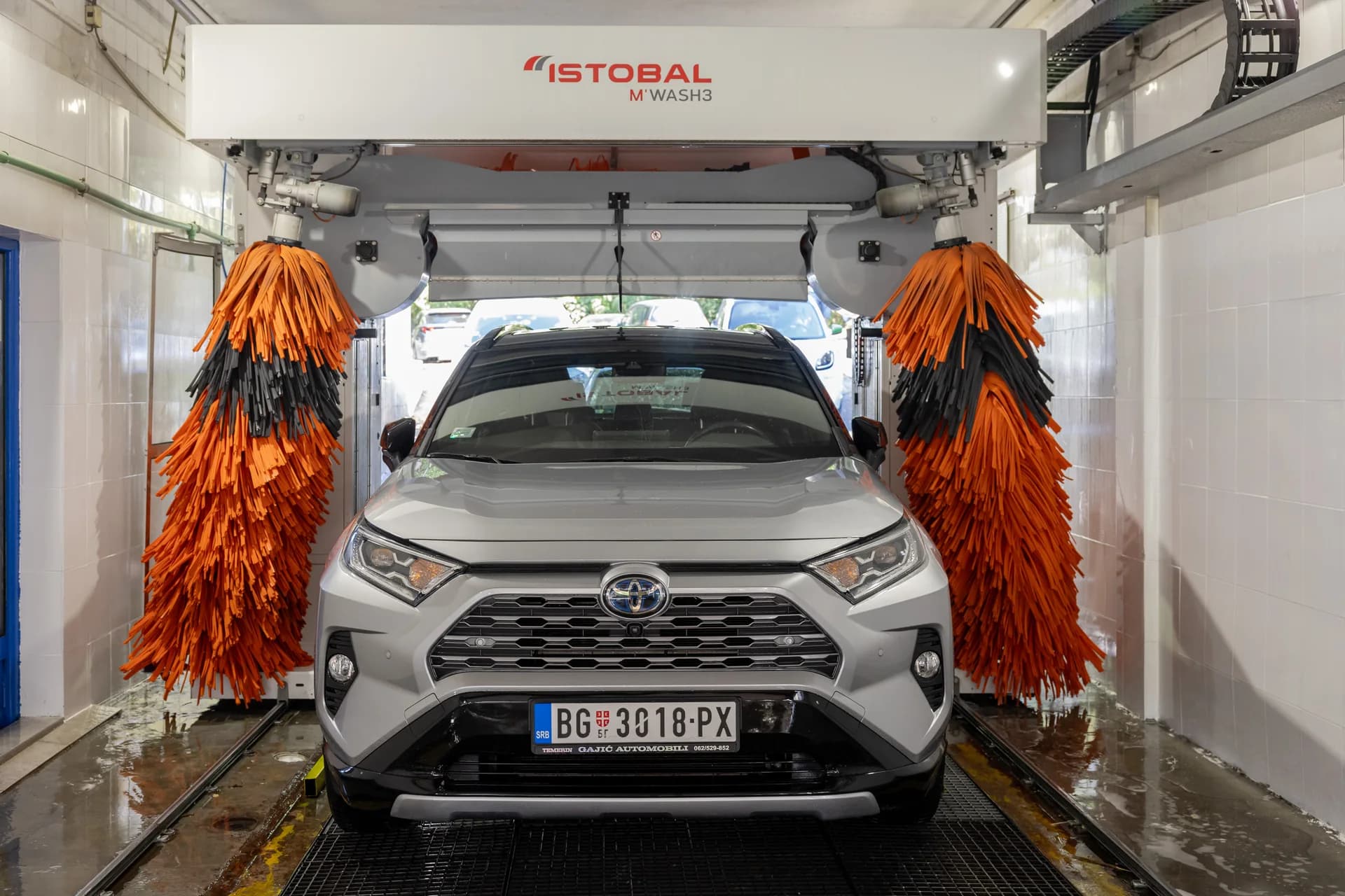 Automobil između četki u CMD Plus auto perionici